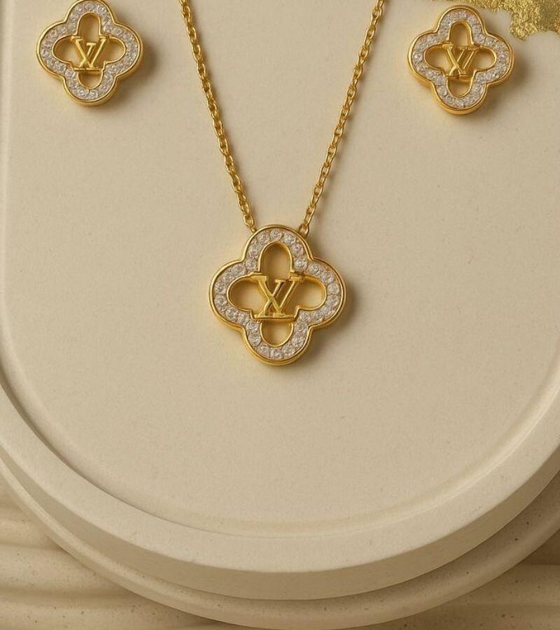 Ivory Clover Pendant Necklace